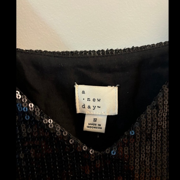 Black sequin camisole tank - Picture 5 of 6